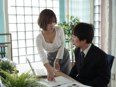 Anh sếp số hưởng được em nhân viên hầu hạ tận răng